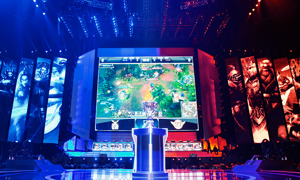 英雄联盟S15全球总决赛：Faker机械键盘与JackeyLove竞技鼠标，揭秘职业选手顶级电竞外设键鼠配置